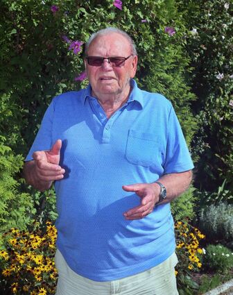 Willi Gruhn vor der Kulisse des wunderschönen Gartens, den er zusammen mit seiner Ehefrau Rita pflegt, besteigt den Thron des ASV-Fischerkönigs.