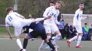 Mit vereinten Kräften wird der SV 98 Schwetzingen im Landesliga-Derby gegen FV Brühl – wie hier Cedric Massoth (l.) und Kevin Roderig (M.) – versuchen, zum Erfolg zu kommen.