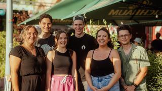 Ein Teil des Teams der Sommerbühne (von links nach rechts): Mery, Dorian Hausmann, Julia, Tim, Anja Gölz und Christian Handrich, Leiter der Alten Feuerwache