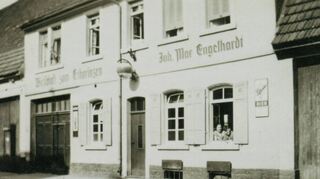 In der „Wirtschaft zum Erbprinzen“ – hier ein Bild aus den 1930er Jahren – verkauft Max Engelhardt Hausmacher Wurst aus eigener Schlachtung bereits viele Jahre vor der Eröffnung seines Ladengeschäfts 1954.
