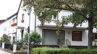 Auch die frühere Metzgerei Zeibisch in der Plankstadter Mozartstraße 19 ist vor einigen Jahren umfunktioniert worden. Noch ist der ehemalige Eingangsbereich gut zu erkennen.