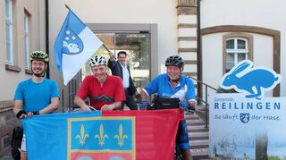 :Rudolf Krist (v.l.), Ralph Pfahler und Peter Hancke sind für die Fahrt bereit, haben die französische Partnergemeinde als Ziel und Bürgermeister Stefan Weisbrod gibt im Hintergrund das Startzeichen.