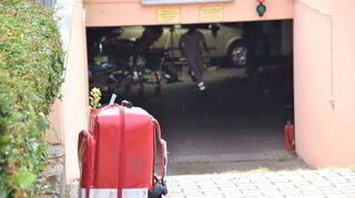 Eine 80-jährige Frau verlor am Wochenende in einer Brühler Tiefgarage ihr Leben, als sie von einem Auto überrollt wurde.