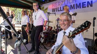Das Jazzfestival im Speyerer Rathaushof ging jetzt zu Ende. Zum Abschluss begeistert die Band „Die Original Blütenweg-Jazzer“ mit Bruno Weis, Hubert Ensinger, Markus Jörg, Dieter Kordes,Günter Flassak, Dr. Rainer Dorstewitz und Hans-Jürgen Götz.