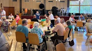 Im katholischen Pfarrzentrum erfreuen sich Besucher aus Brühl, Schwetzingen, Ketsch oder Hockenheim auf Einladung der Kolpingsfamilie am Sommerfest.