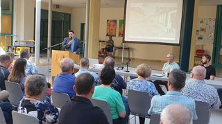 Rund 40 Anwohner der Ziegelstraße werden von Bürgermeister Stefan Weisbrod (am Rednerpult), sowie den Fachingenieuren Arno König (am Tisch, v. l.) und Carsten Grimmig über den bevorstehenden Straßenausbau und die neuen Hausanschlüsse informiert.