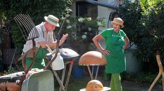 Armin Sommer und Felix S. Felix begeistern im Langlotzschen Garten mit ihren Anmerkungen zu Wurzeln. Eine Rezitation mit viel Musik und Geräuschen, die für jede Menge Kurzweil im Publikum sorgt.