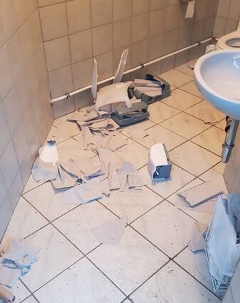 Ein Bild der Verwüstung bot sich dem Betrachter am Montagmorgen: die öffentlichen Toiletten am Skatepark.