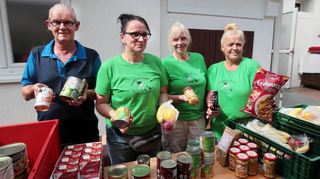 Thomas, Irena, Iris und Tina sind bei der Aktion der „Heavens Fighter“ (Obdachlosen- und Bedürftigenhilfe) gerüstet, um haltbare Lebensmittel an Bedürftige zu verteilen.