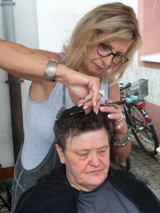 Frisörin Michaela verpasst hier Gerda einen modischen Haarschnitt.
