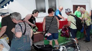 Es kommen viele Menschen im Hof der Awo vorbei. Auch gibt es hier Kisten mit Kleidung.