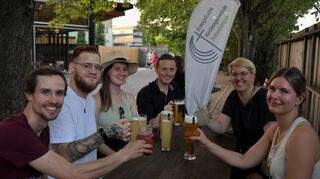 „Auf ein Bier“ lädt die evangelische Kirchengemeinde ein – und zwar ganz unkonventionell. Hier folgen Philip Schulz (v. l.), Marcel Rheinschild, Anna Keibs sowie Marlene Viertaler (r.) der Einladung von Simon Layer (4. v. l.) und Franziska Beetschen in den Welde-Biergarten.