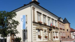 Das Rathaus wird bis zum Herbst mit einigen technischen Neuerungen ausgestattet, darunter eine Brand-meldeanlage mit vernetzten Brandmeldern.