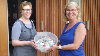 Petra Müller (v. l.) und „Café Vergissmeinnicht“-Leiterin Doris Zimmermann präsentieren stolz das Spendengeld, das die Ausstellung „Hommage – Schätze aus der Garage“ eingebracht hat.