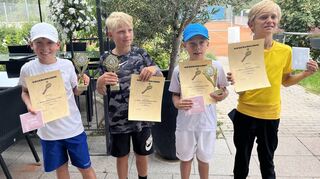 Beim jüngsten Tennis-Nachwuchs der U 10 gehen diese Herren erfolgreich vom Platz: Jakob Killeweit (v. l.), Liam Schuhmacher, Noah von Aschwege und Leon Warthmann.