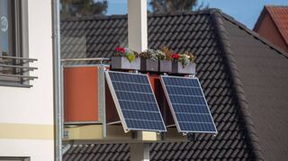 Solarmodule an einem Balkon. In Brühl gibt es für solche PV-Anlagen für Balkone von der Kommune bis zu 500 Euro Förderung.