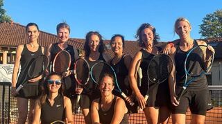 Die Damen 40 Mannschaft ist ungeschlagener Meister in der 2. Bezirksliga: Sandra Klotter (h. v. l.), Beste Breitschopf, Nina Eichhorn da Silva, Phonsin Splendore, Conchetta Blem, Nicole Lamm, Vivien Doser (v. v. l.) und Kerstin Leibert.
