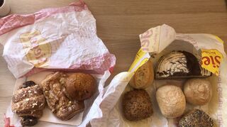 Mit „Too Good to go“ sind die Überraschungstüten von der Bäckerei in Ketsch flugs geordert und können am Abend abgeholt werden – die Überraschung fällt bei dieser Ausbeute für vier Euro überaus positiv aus.