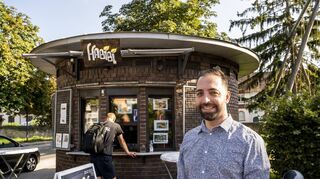 Amaar Habib ist gebürtiger Syrer, seit 2016 in Deutschland und wurde 2023 Deutscher. Er bewirtschaftet seit Mai das Kiosk an der Ecke Eselsdamm/Grüner Winkel, das er liebevoll „Habibi“ nennt und bereichert die kulinarische Landschaft.