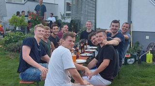 Bei der HG geht’s am Ende des dreitägigen Trainingslagers auch gemütlich zu. Hier wird gegrillt und gechillt.