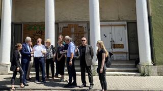 Ortstermin am Capitol in der Herzogstraße Ende August: Bürgermeister Matthias Steffan (2. v. l.) im Austausch rund um die Sanierung des Gebiets.