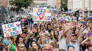Viele Städte weltweit feiern den Christoper Street Day. Wie hier in Nürnberg demonstriert die LGBTQ-Community für ihre Rechte.
