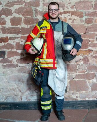 Zwei Jobs in einer Person: Industriemechaniker Marvin Sturm muss als ehrenamtlicher Feuerwehrmann schnell die Rollen tauschen, wenn es drauf ankommt.