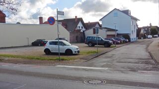 Die jetzige Mühlwegeinmündung mit unbefestigtem Parkplatz ist alles andere als eine Augenweide.