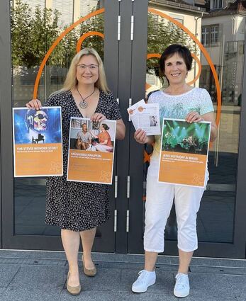 Stellen das neue Kulturprogramm vor – Bürgermeisterin Patricia Rebmann und Gabi Hildebrandt vom Kulturamt.