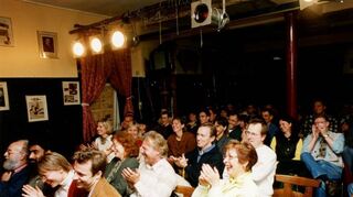 Ein paar Bühnenscheinwerfer und die Wirtshausstühle – schon war die Bühne bereitet für die Kleinkunst. Hier amüsiert sich das Publikum über Arnulf Rating.