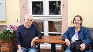 Am Ort des Geschehens. Hier sitzen Peggy Schäfer und Götz Junk vor dem heutigen „Zähringer Hof“.
