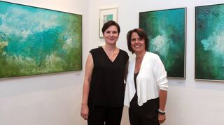 Sabine Oellers (l.) und Nicole Fuchs bei der Vernissage in „Nic‘s Galerie“. Die Künstlerinnen sind am heutigen Samstag von 10 bis 13 Uhr in der Galerie in der Karlsruher Straße 12 anzutreffen.