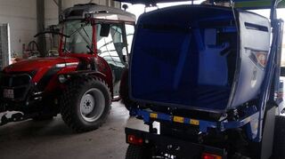 Die zwei neuen Fahrzeuge in der Garage des Bauhofs sind ein Alleskönner der Marke „Antonio Carraro“ und ein „Iseki“ Großflächenmäher.