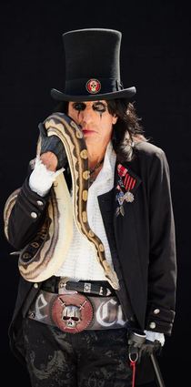 Alice Cooper spielt nicht nur gekonnt mit Schlangen.
