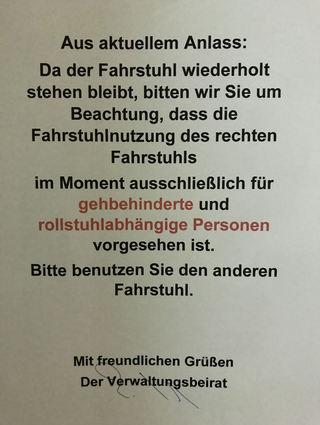 Dieser Aushang hängt auf dem Aufzug für die geraden Stockwerke im Tilsiter Weg 2.