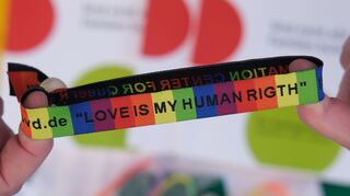 "Love is my human Right" (Liebe ist mein Menschenrecht) steht auf einem Armband. Es dient als Zeichen für Toleranz und Respekt für alle Menschen.