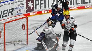 Mannheims David Wolf (hinten) vollendet zum 3:2 Siegtreffer im Testspiel gegen Frankfurt.