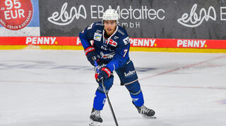 John Gilmour blockt einen Schuss. Der Verteidiger der Adler Mannheim will alles investieren, damit er mit seinem neuen Club größtmöglichen Erfolg hat.