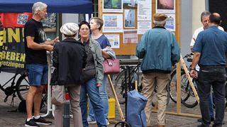 Die Bürgerinitiative gegen Tiefengeothermie Schwetzingen informierte am Samstag an einem Stand in der Fußgängerzone ausführlich über Sachschäden, Existenzängste und gesundheitliche Risiken für Mensch und Natur bei der Gewinnung von Tiefenwasser.