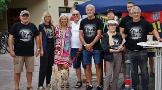 Betroffene, Geschädigte und Gegner der Tiefengeothermie informierten am Samstag an der Ecke Mannheimer Straße zur Dreikönigstraße: Hans Moser (v. l.), Beate Heid, Karin und Lothar Nadler, Uwe Heid, Gisela Siegel, Gerti Miehle, Steven Heid und Volker Engelfried.