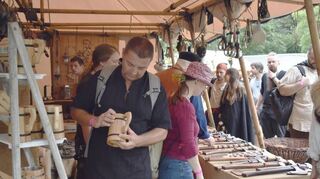 Krüge, Äxte und dergleichen – allerhand wichtiges und weniger wichtiges Zeugs gibt es beim Spectaculum.