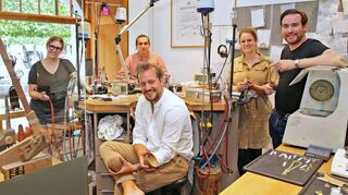 Helen Otto (v. l.), Felix Cyzgan, Meister Carsten Kissner und Hannah Knoth vom Meisteratelier Kissner in der Carl-Theodor-Straße in Schwetzingen freuen sich über den Besuch von Andreas Sturm, der feinhandwerkliches Talent beweist.
