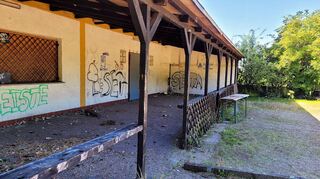 Graffiti zieren die Wand des Vereinsheims. Die Terrasse ist völlig verdreckt. Bild: Widdrat