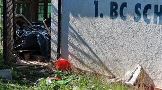 Das Gelände des Boule-Clubs Schwetzingen ist in einem verdreckten Zustand. Überall liegt Müll.