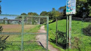 Der Bolzplatz in der Stamitzstraße. Der Weg führt zum dahinter liegenden Gelände des 1. Boule-Clubs.