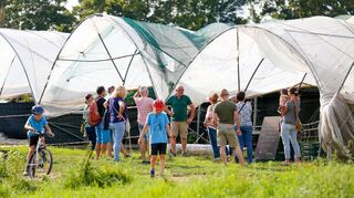 Johannes Härdle informiert die Besucher bei der „Hoggemer Höfe Tour“ ebenfalls während einer Führung über den Johanneshof und seinen Obst- und Gemüseanbau.