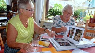 „Schau mal da – weißt du noch?“ – Brigitte Krieger und Annegret Wunschmann blättern die Fotoalben durch und stöbern so in vielen schönen Erinnerungen.