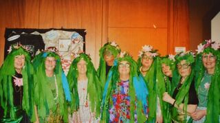 Zur katholischen Frauenfasnacht traten die evangelischen Frauen immer in einer Gruppe auf – hier die Damen im Outfit 2004.