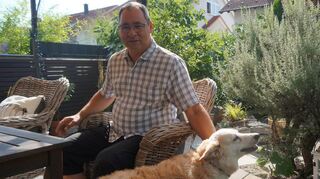 Jürgen Kappenstein mit Hündin „Franzi“ – der Bürgermeister im Ruhestand und Ketscher Ehrenbürger genießt das Mehr an freier Zeit.