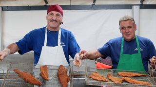 Öncer Yasar (v. l.) und Jürgen Muszinski sind eingespielte Fischbäcker.